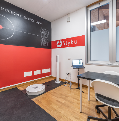 Practitioner reviewing a Styku scan result